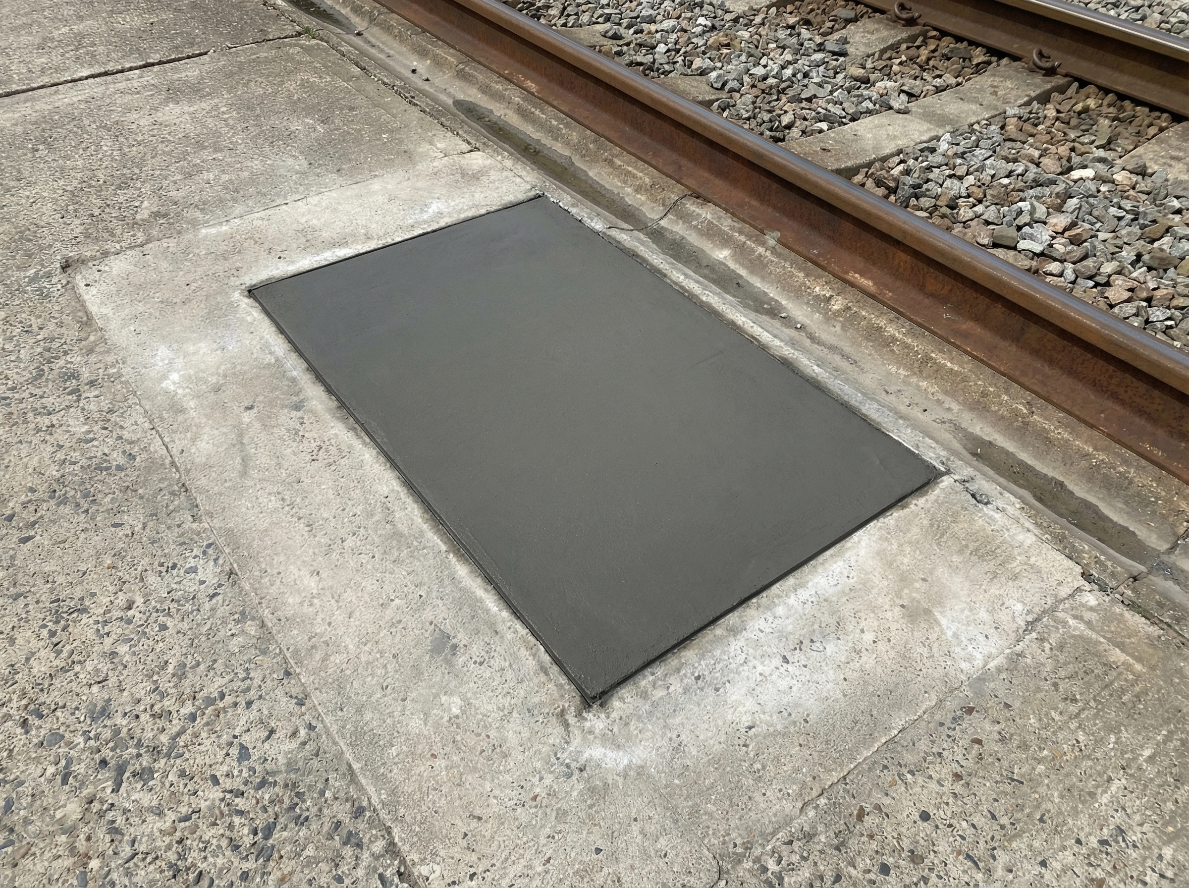 Raylı sistem alanlarında kaymaz yüzey güvenliği hedefi