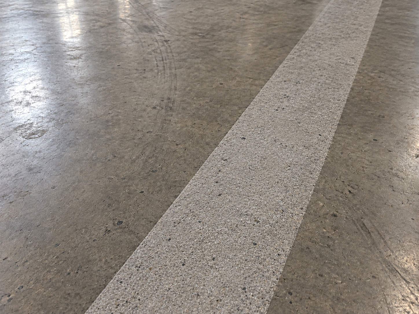 Çevresindeki düzgün betondan ayrılan temiz kuru ve mat dokulu hazırlanmış beton şeridi