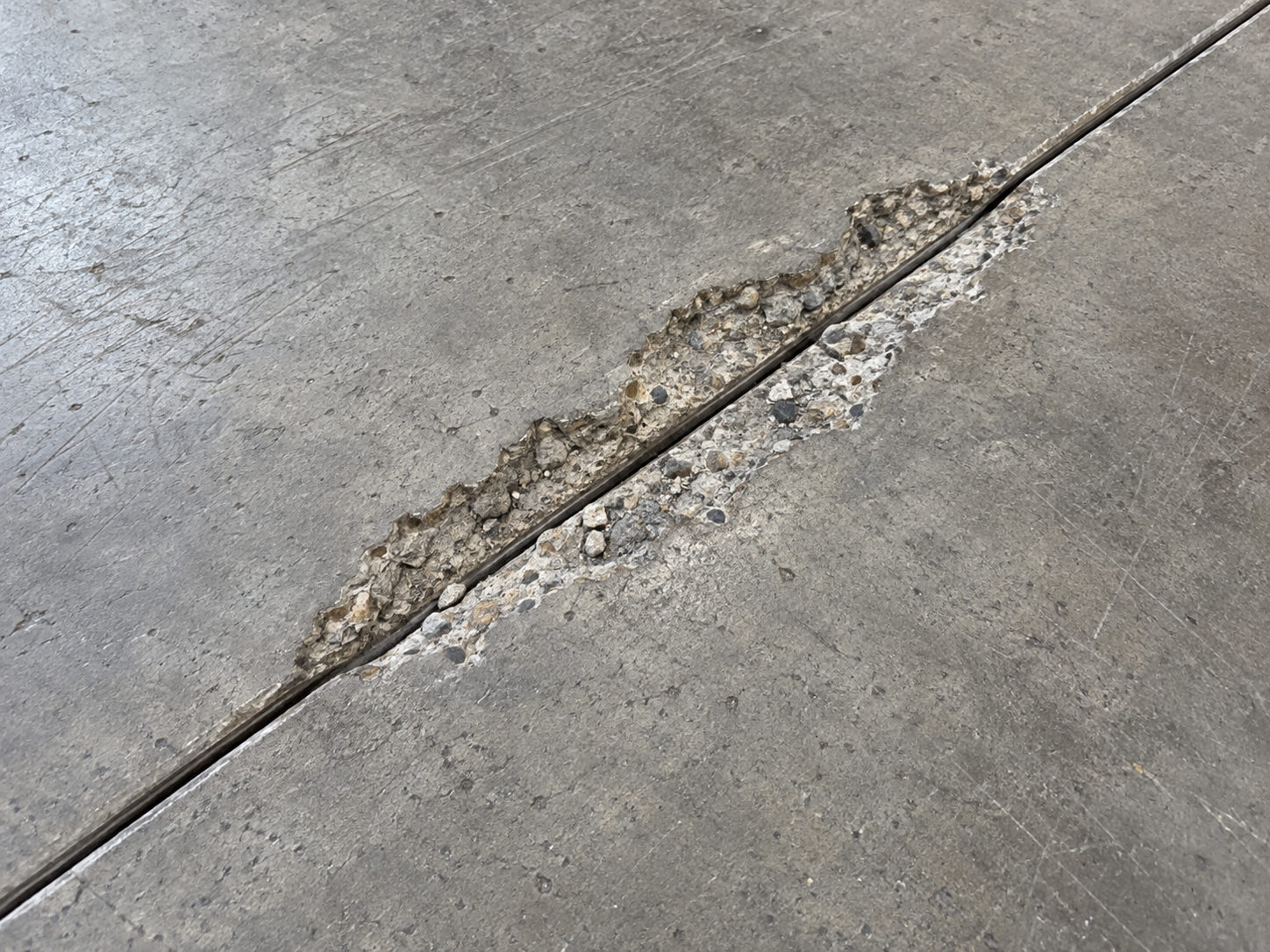 Birlikte onarım öncesinde hasarlı beton derzi ve iki yandaki kırık kenarlar